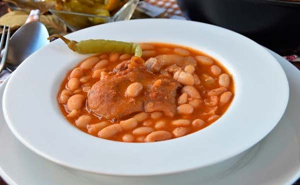 Alubias canela con manitas de cerdo